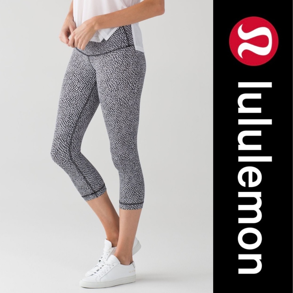 Lululemon Wunder Under Crop III
Scatter Star Arctic Grey Black 6 leggings EUC